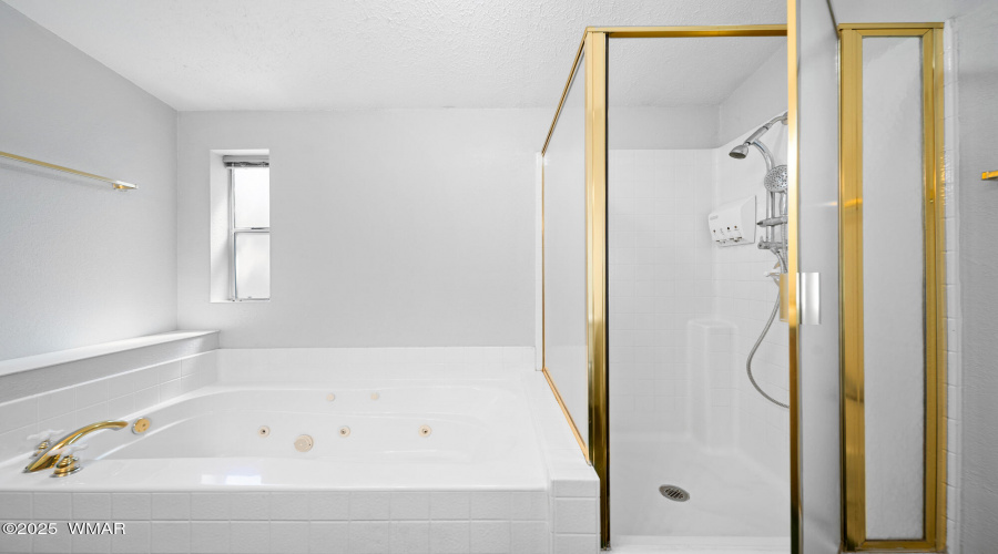 Primary Bath w Garden Tub