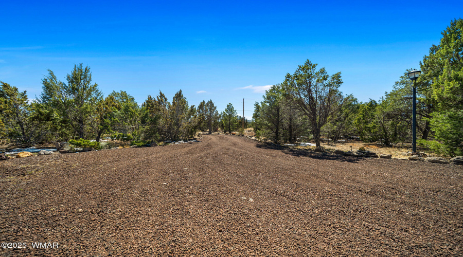 Entrance / Driveway