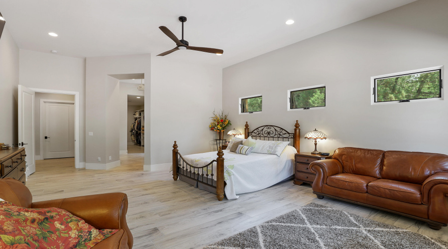 bedroom main toward ensuite