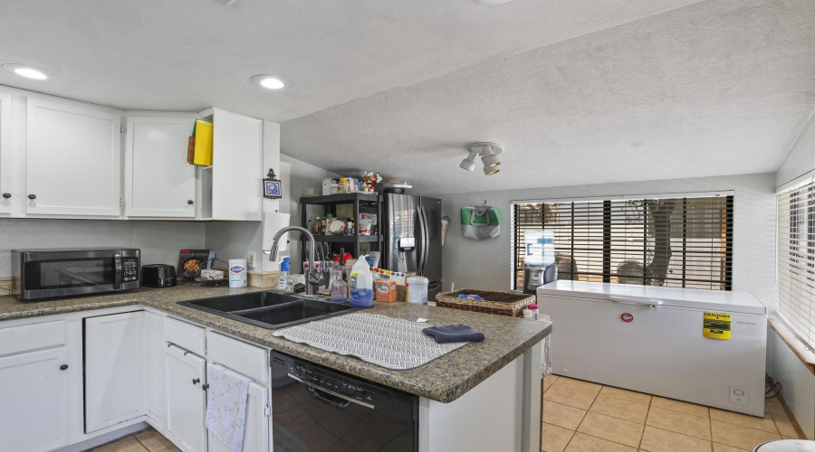 Kitchen w Freezer