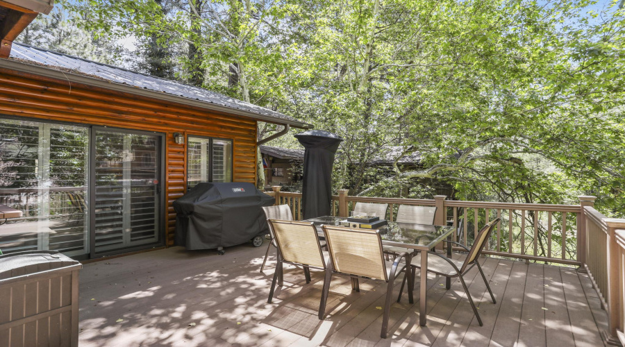 Outdoor Dining Deck