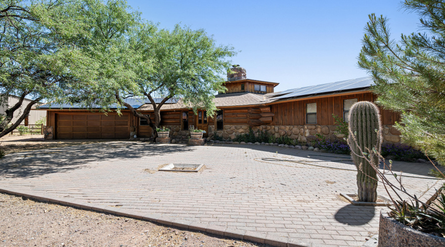 Spacious Paver front patio