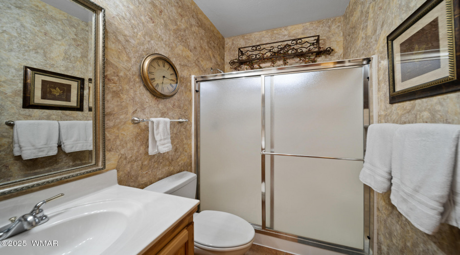 GuestBath-02165