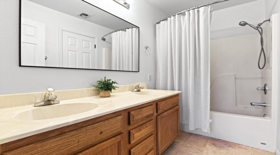 Master Bathroom w Shower-Tub