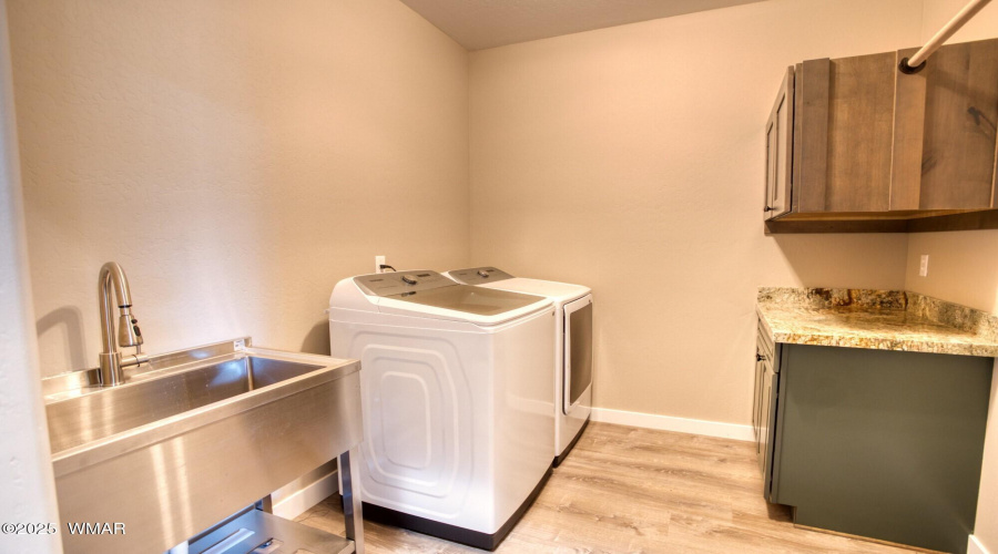 028_Laundry room w sink