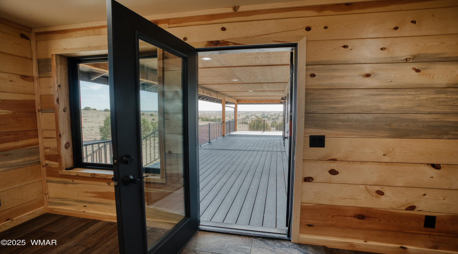 Master Suite w/Deck Access