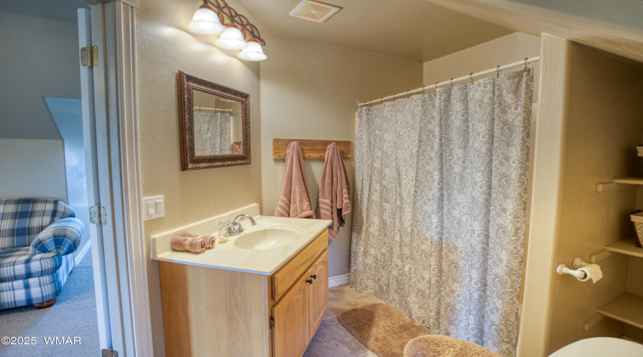 Separate Qutr/Office/Rumpus Rm Bath