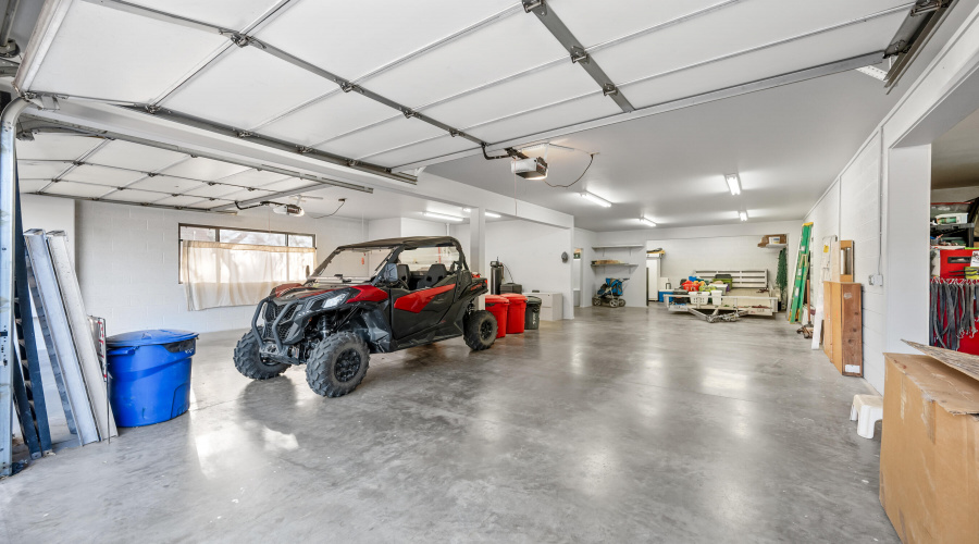 Oversized 3 Car Garage (5)