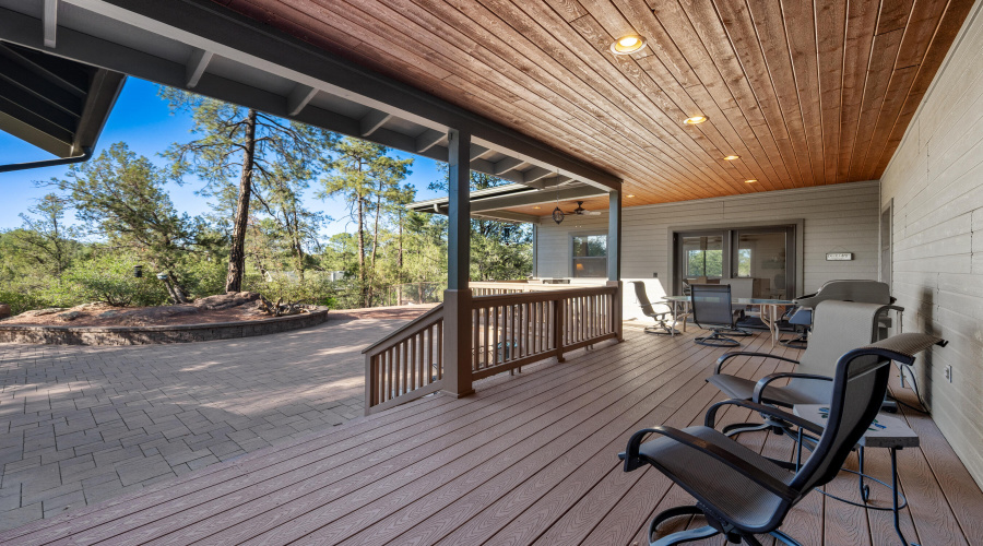 Large Back Covered Deck (1)