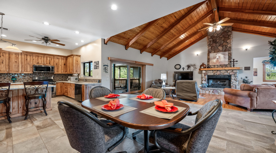 Dining Area (3)