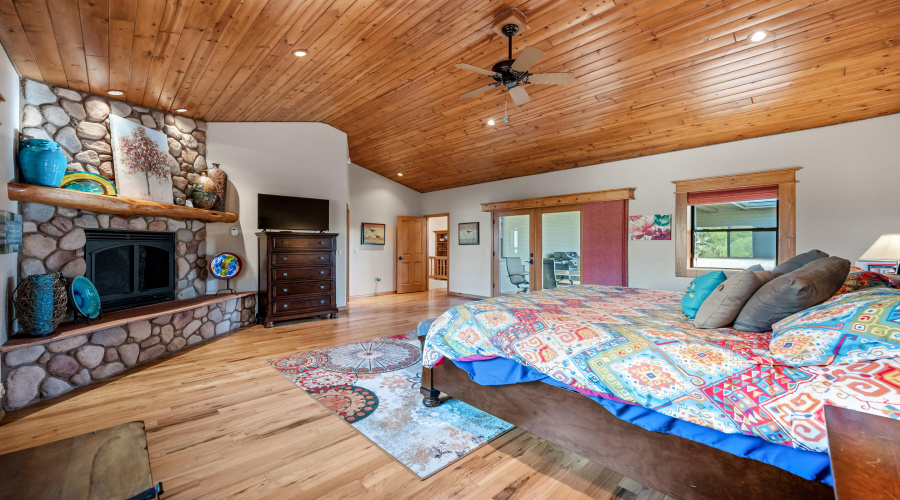 Master Bedroom (2)