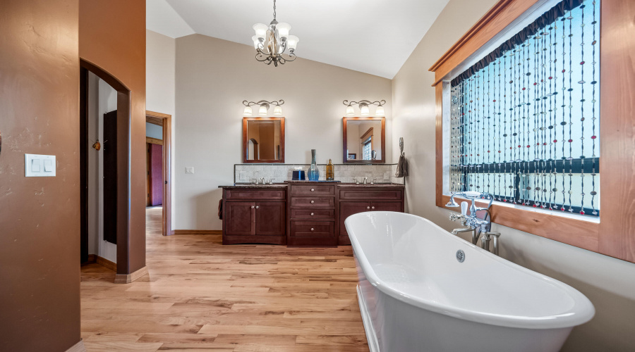 Master Bathroom (3)