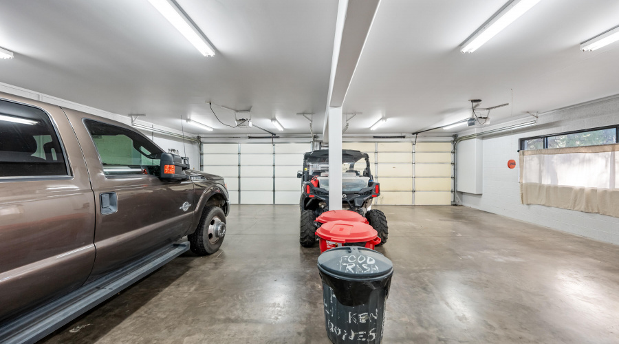 Oversized 3 Car Garage (2)