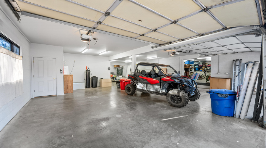 Oversized 3 Car Garage (4)