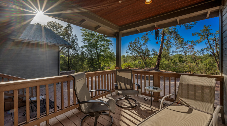 Large Back Covered Deck (3)