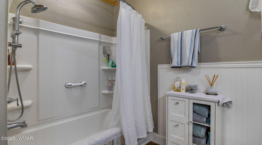 Tub/Shower in En Suite
