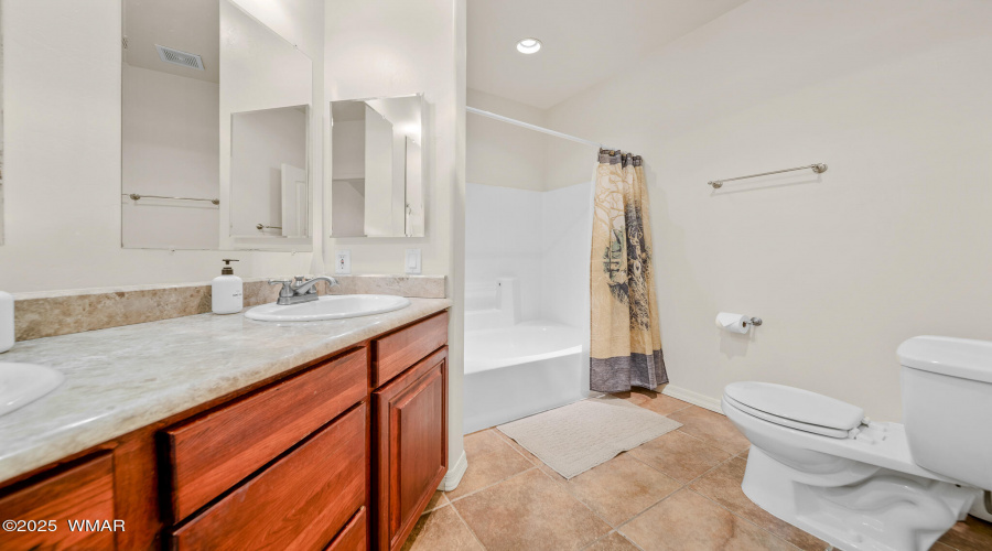 UpstairsBathLodge-03275