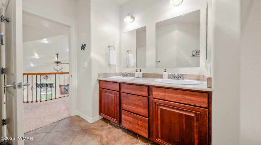 UpstairsBathLodge-03278