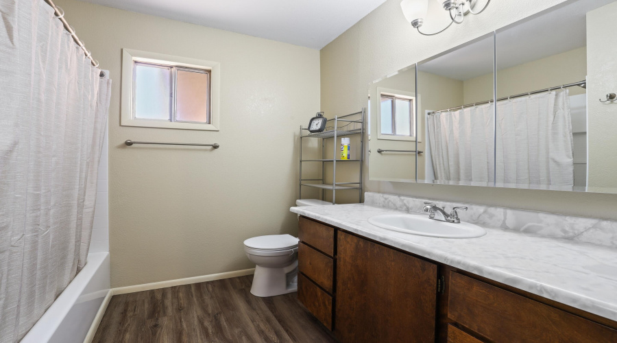 Master Bathroom w Shower-Tub