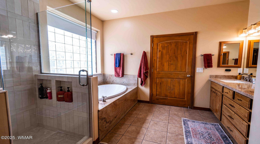 Luxurious shower and tub