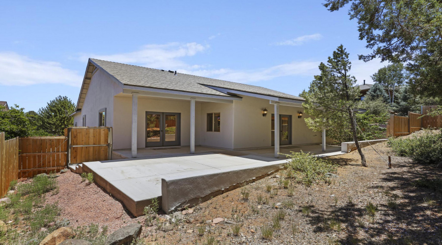 Large Front & Rear Yards