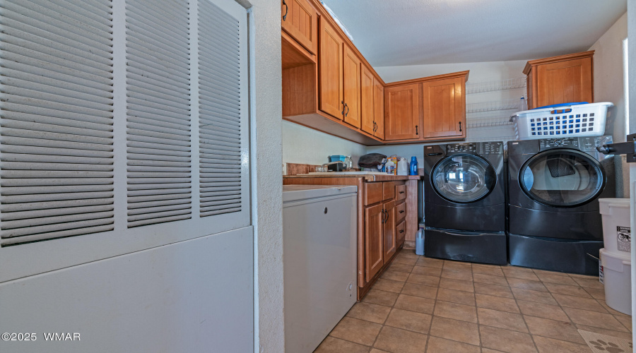 Laundry w/freezer