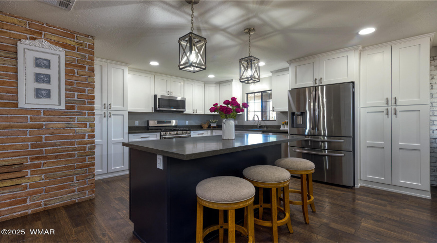 Island with Quartz countertop