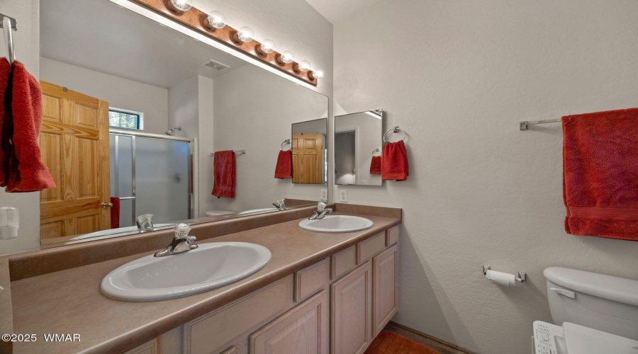 Dual Sinks in Primary En Suite