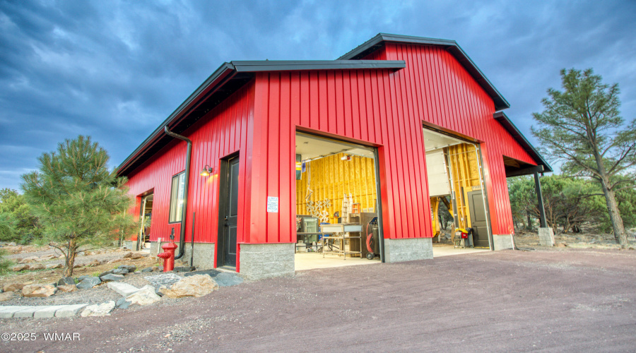 Huge 5-Bay Barn/Shop/Garage
