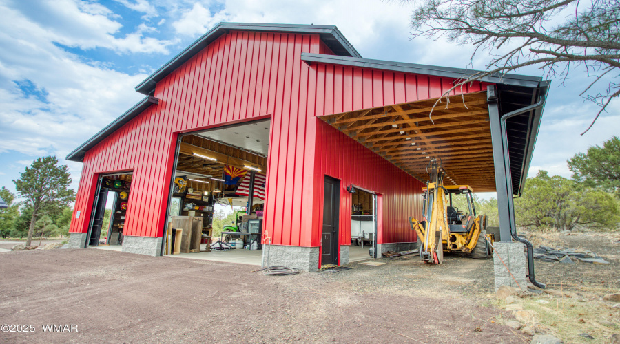 Huge 5-Bay Barn/Shop/Garage