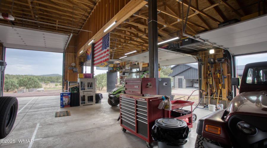 Huge 5-Bay Barn/Shop/Garage