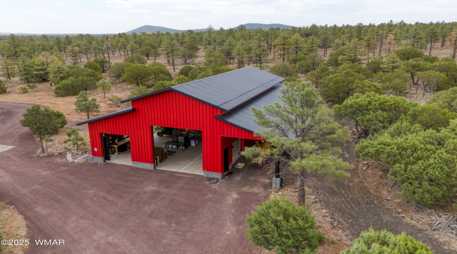 Huge 5-Bay Barn/Shop/Garage