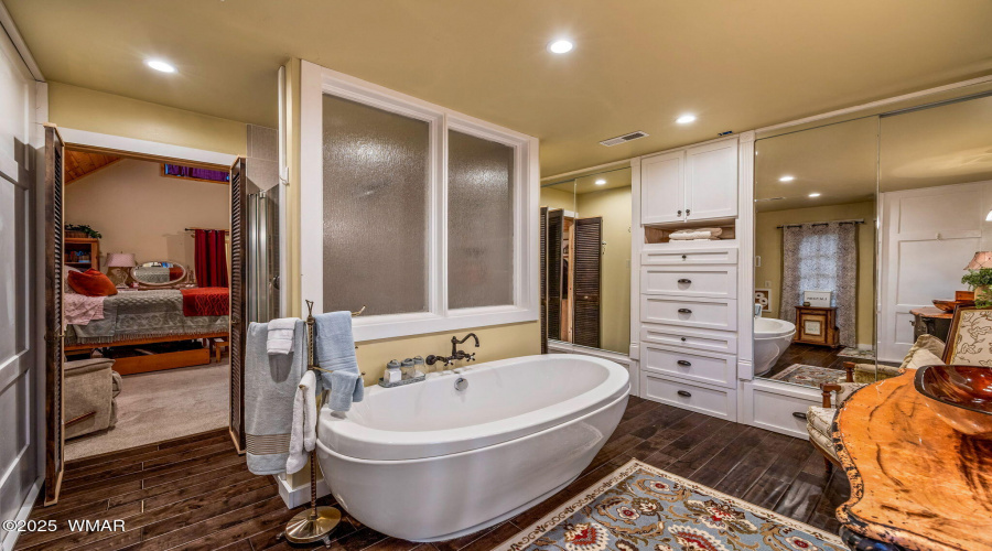 OWNERS BATH SOAKING TUB