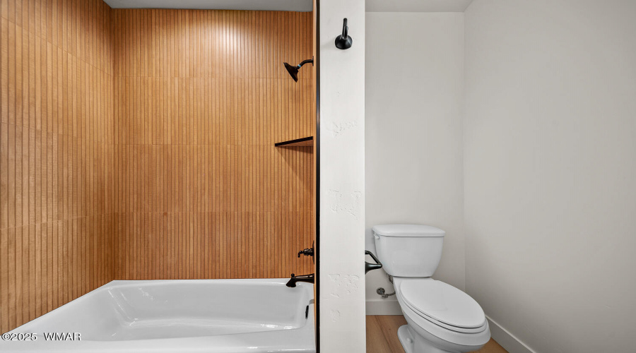 Guest Tub/Shower