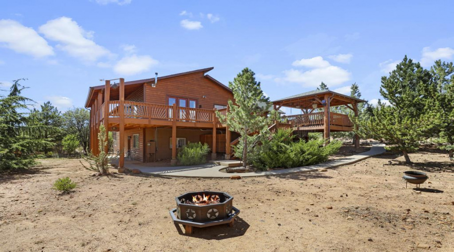 Side Yard w Firepit