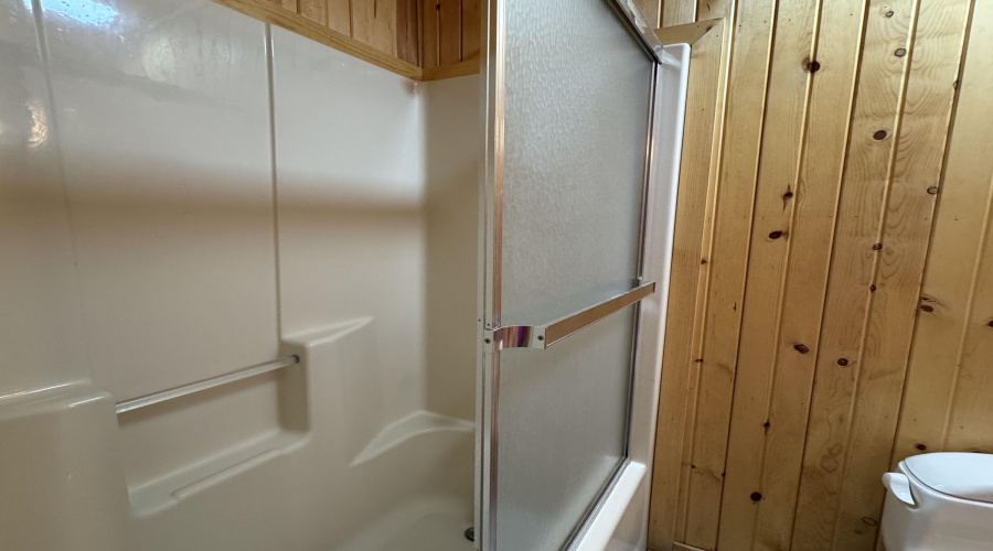 Bathroom 2 tub:shower