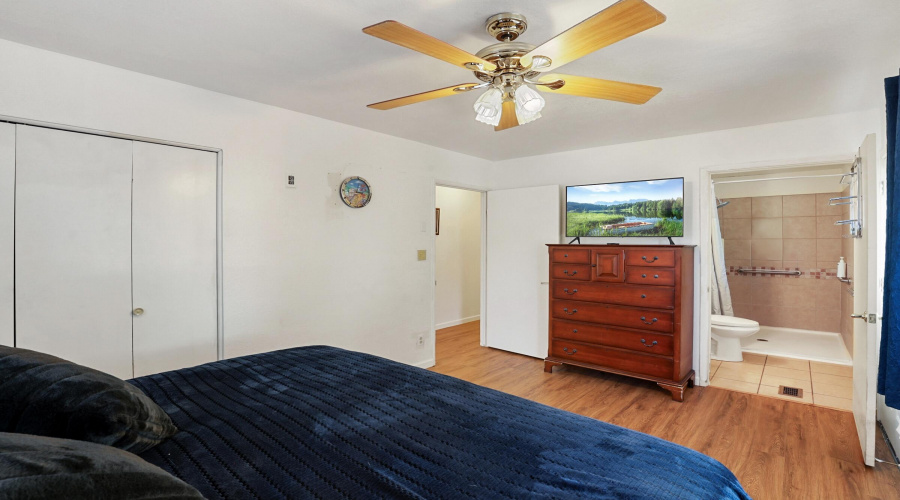 Master Bedroom (2)