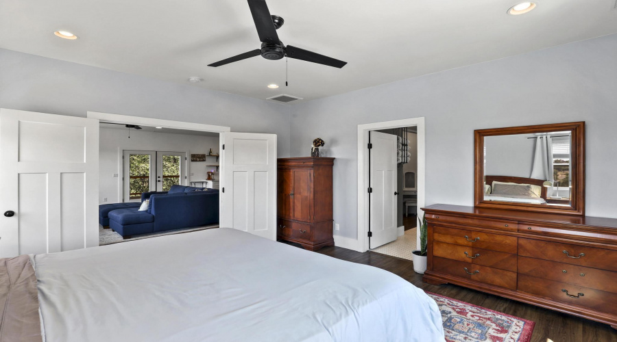 Upstairs primary suite1E0A5383