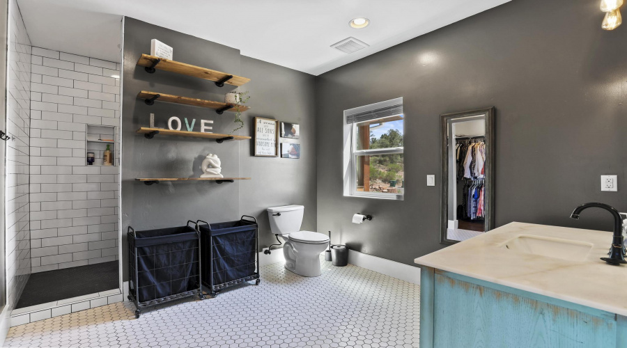 Upstairs primary suite, bathroom1E0A5397