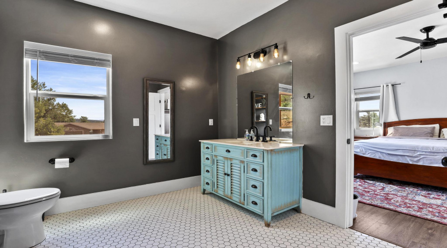 Upstairs primary suite, bathroom1E0A5404