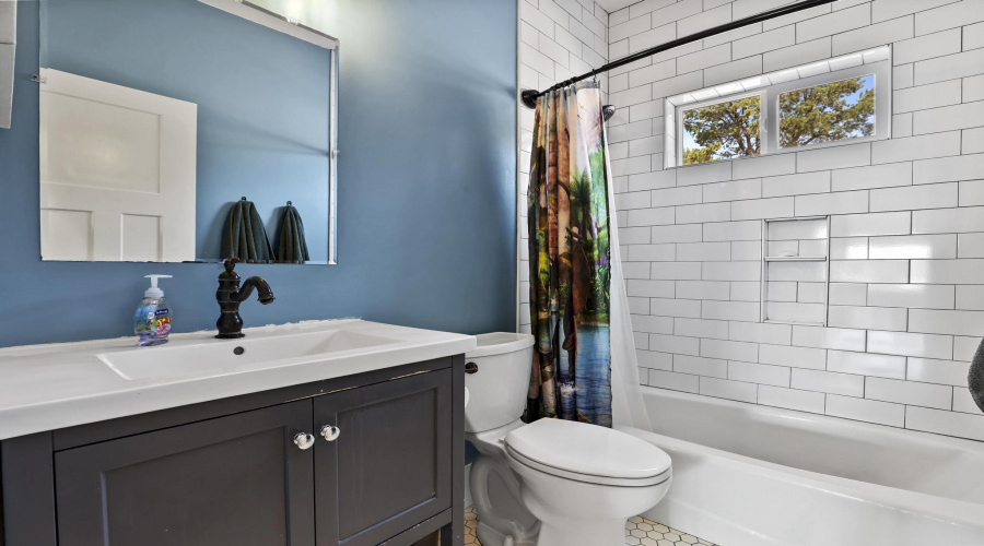 Upstairs guest bathroom1E0A5473