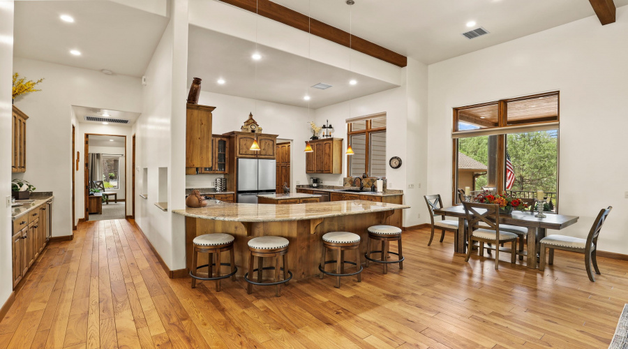 Kitchen & Dining
