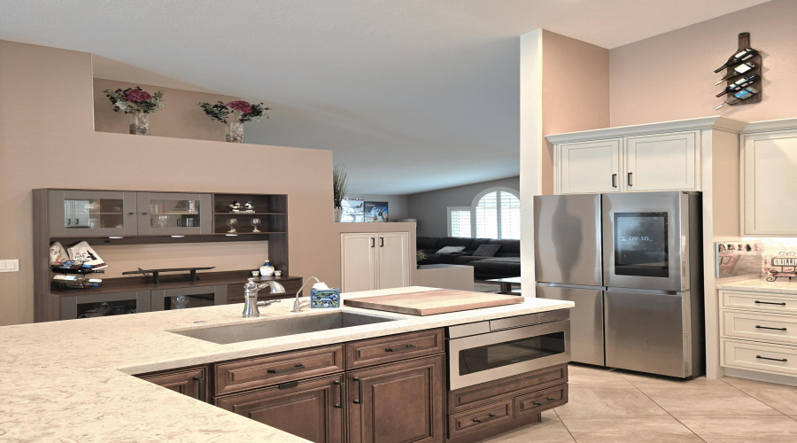 Kitchen Island & Bar twd Lvg Rm