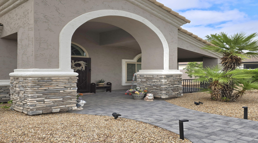 Res Front Entry & Cvrd Porch