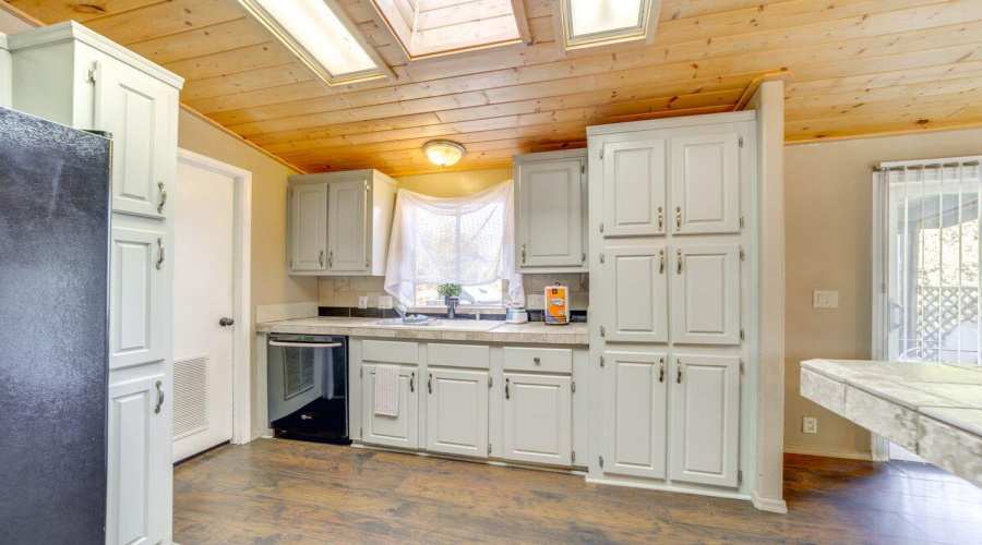 Lots of Kitchen Cabinets