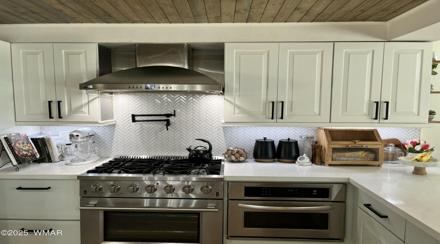 Gas range and pot filler