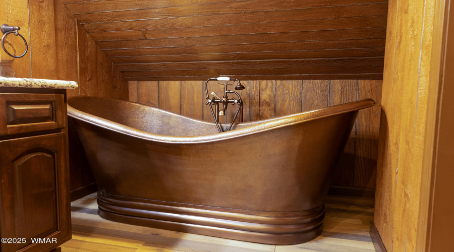 Guest House tub