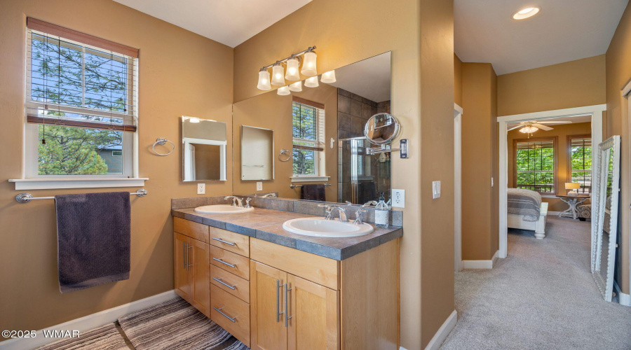 Dual Sinks in Primary En Suite