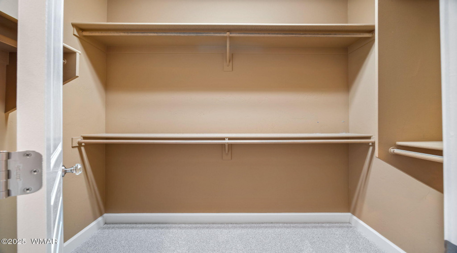 Walk-in Closet - Primary En Suite