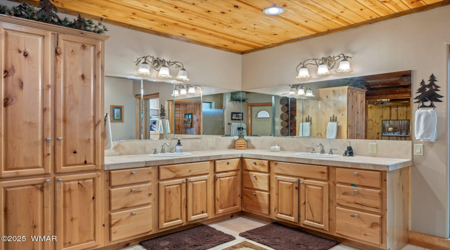 Dual Vanities in En Suite